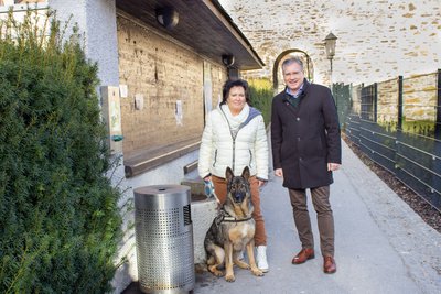Margit Lembacher, Bürgermeister Martin Kulmer und Hündin "Bella"