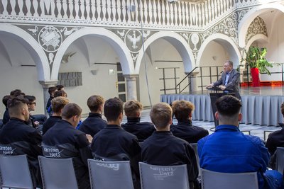 Lehrlinge der Kelag beim Empfang im Rathaushof