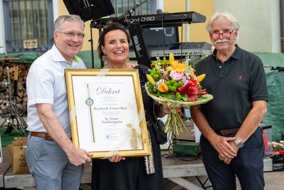 02_70 Jahre Friseur Bein Bgm. Martin Kulmer, Barbara Seidl-Bein und ihr Vater Reinfried Bein.jpg