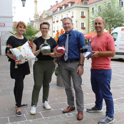 Jennifer Anderwald, Madlen Kraml-Steiner, Bgm. Martin Kulmer und Martin Figge am Hauptplatz