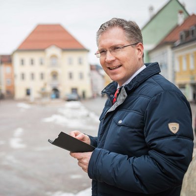 Bgm. Martin Kulmer präsentiert die neue Gemeindeapp