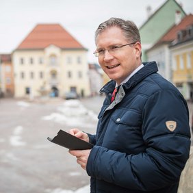 Bgm. Martin Kulmer präsentiert die neue Gemeindeapp