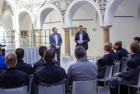 Lehrlinge der Kelag beim Empfang im Rathaushof