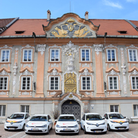 Die St. Veiter Carsharing-Flotte vor dem Rathaus